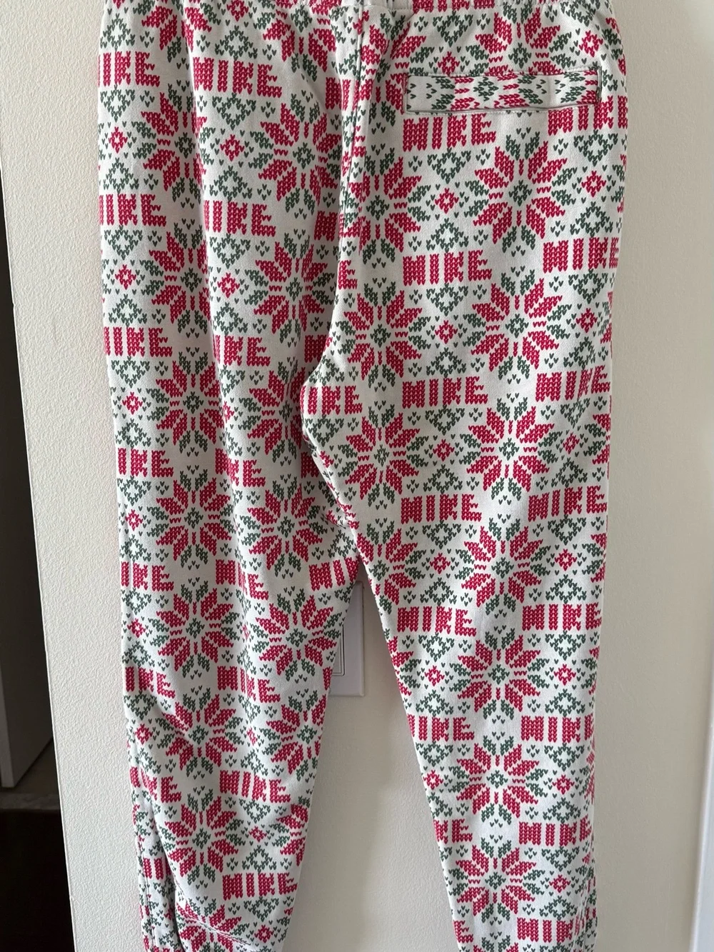 Nike Christmas Club Fleece Red Green White Holiday Print Joggers